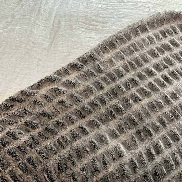 Pottery Barn - Faux Fur Ruched Throw (oversized 60 x 80) (color - gray ombre) - Picture 6 of 9